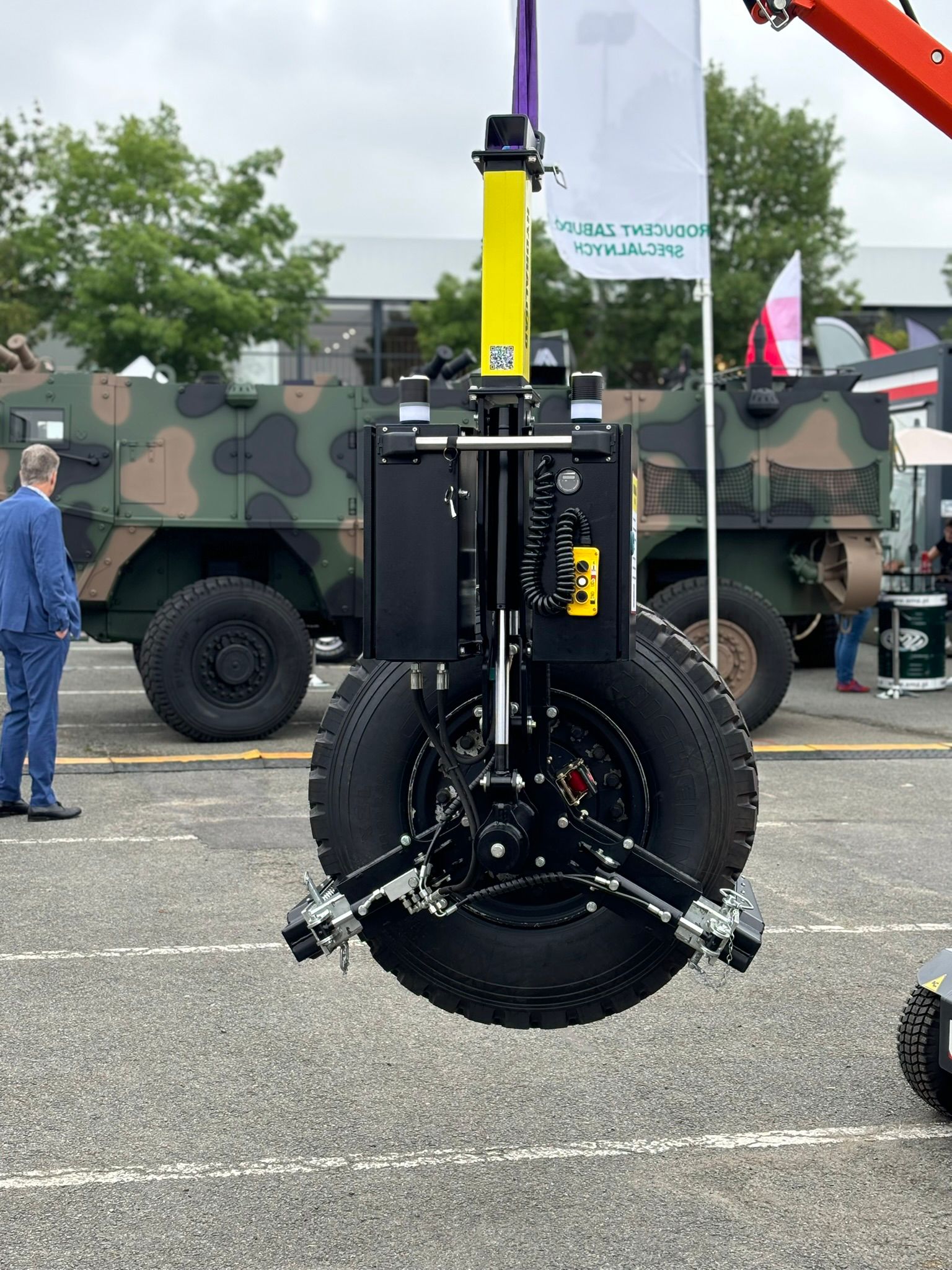 Tyremaster in lift-ready position